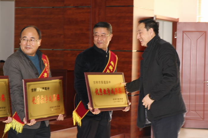 教育局領(lǐng)導為呂杰校長頒獎.JPG